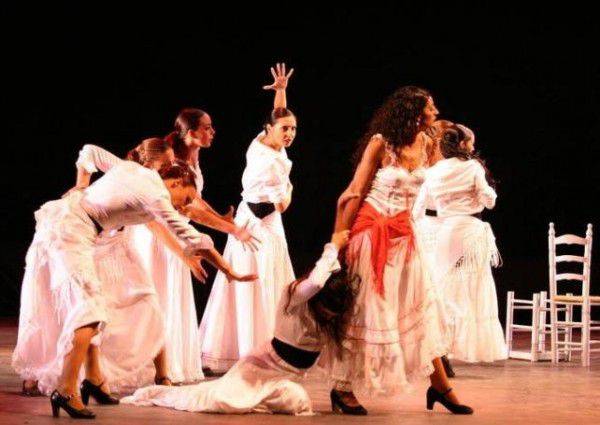 Integrantes Del Ballet Durante Una Actuación.