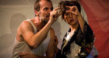 demasiado-al-este-oeste-satiras-conceptuales-politica-mordaz