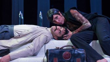 Cucaracha con Paisaje de Fondo 6