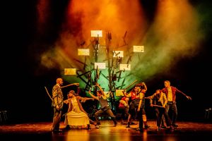 Un monstruo viene a verme 6