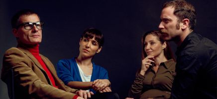 Un hombre con gafas de pasta 4