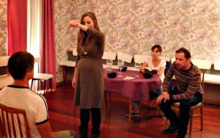 Un hombre con gafas de pasta 1